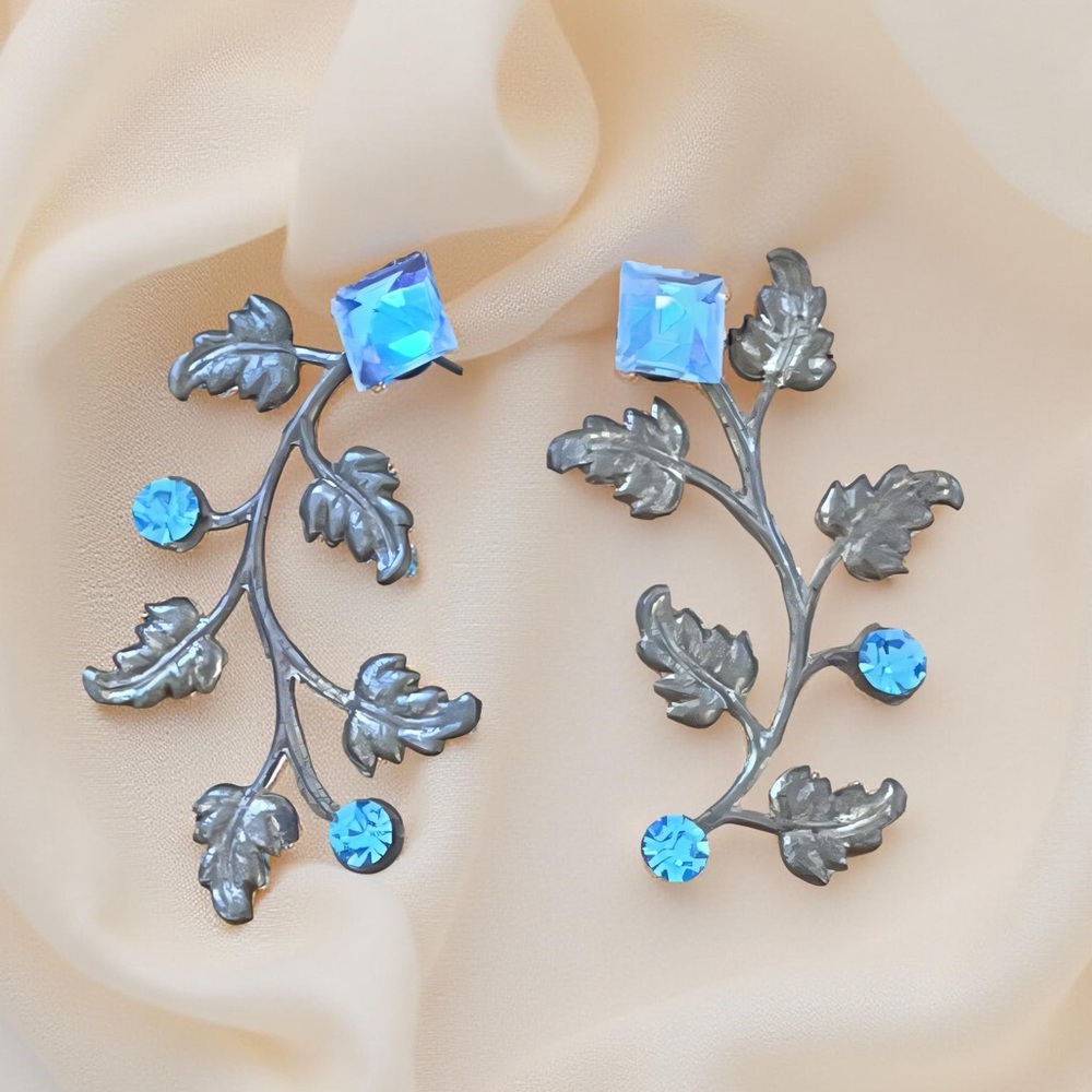 🎄✨🆕Vintage Brass Leaf & Swarovski Crystal Earrings – Turquoise Holiday Sparkle 💎